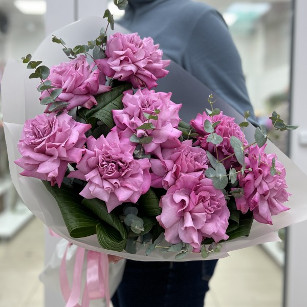 Букет из 9 пышных сиреневых роз Куинс Краун с зеленью